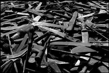 Rwanda machetes 7163581.jpg